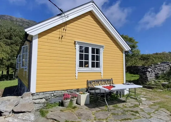 Vakantiehuis Restored By The Sea In Kvalheim Rödberg